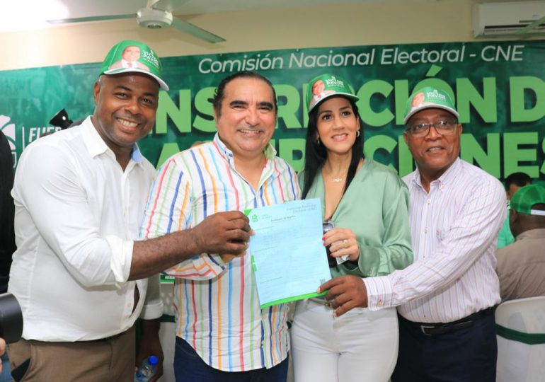Víctor Pavón formaliza su precandidatura a diputado por Santo Domingo Norte