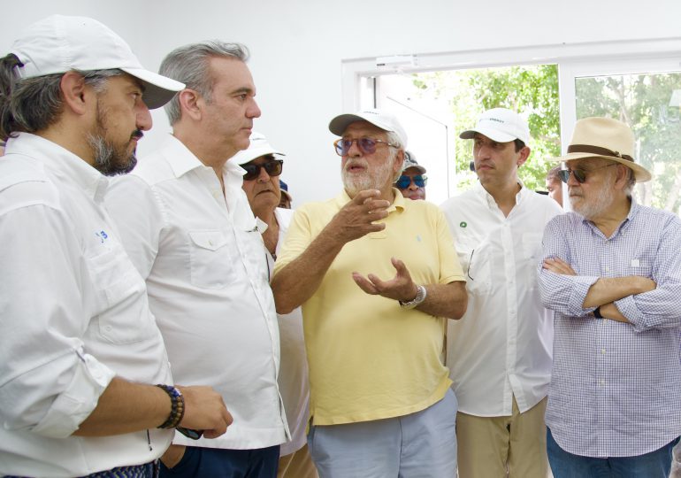 CEB presenta proyecto de energía renovable al presidente Abinader en Isla Saona