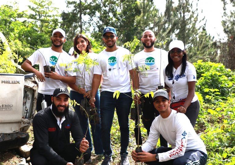 Ministro de la Juventud encabeza jornada de reforestación en Villa Altagracia