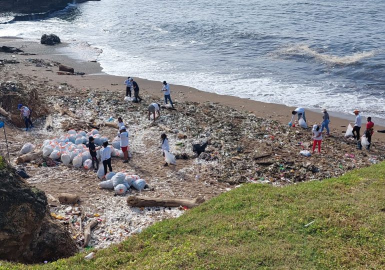 Realizan operativo de limpieza en Playa San Gil; llaman alcaldía a recoger basura recolectada