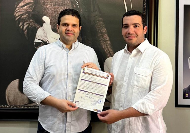 Charlie Mariotti Jr. inscribe candidatura a diputado para llevar nueva temporada al congreso