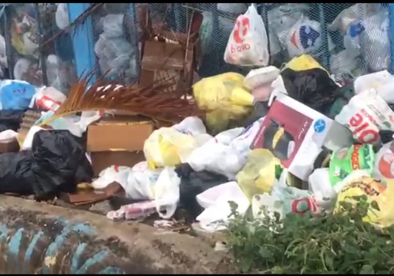 VIDEO | Residentes de residencial en Pantoja piden intervención del ayuntamiento por cúmulos de basura