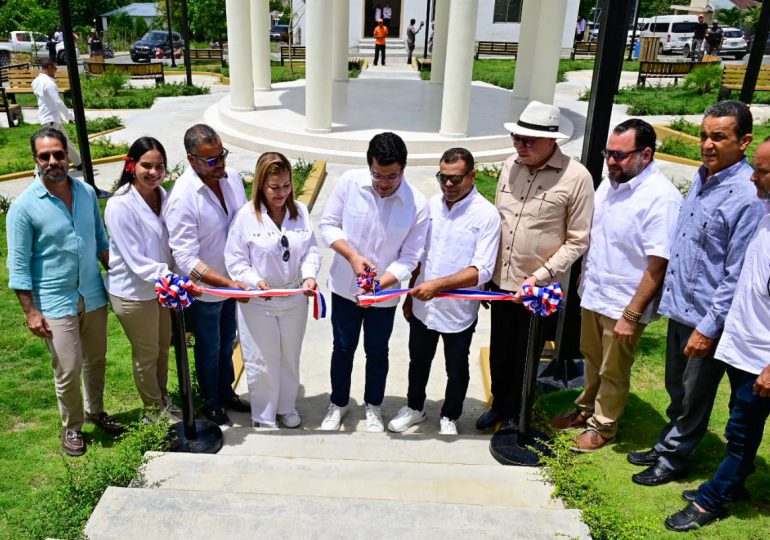 Ministro de Turismo inaugura construcción Parque Central en el Pinar de San José de Ocoa