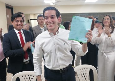 VIDEO | Dirigente de FP Francisco Guillén inscribe candidatura a diputado por Distrito Nacional