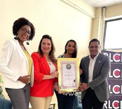 Lissette Selman recibe reconocimiento de manos de la RLCD