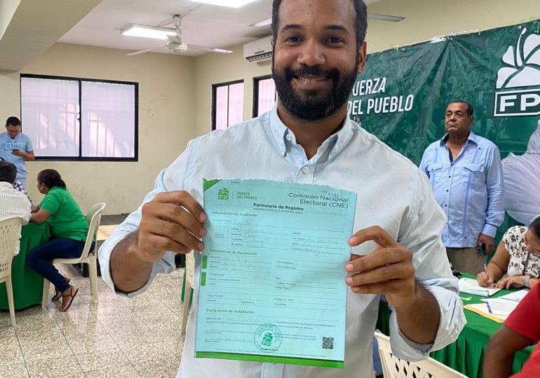 Omar Calderin inscribe precandidatura a regidor por el Distrito Nacional