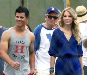 Taylor Swift y su ex Taylor Lautner juntos en el escenario