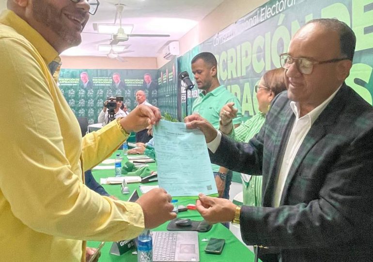 Leonel Pérez inscribe precandidatura a regidor por la Circunscripción 1 del DN