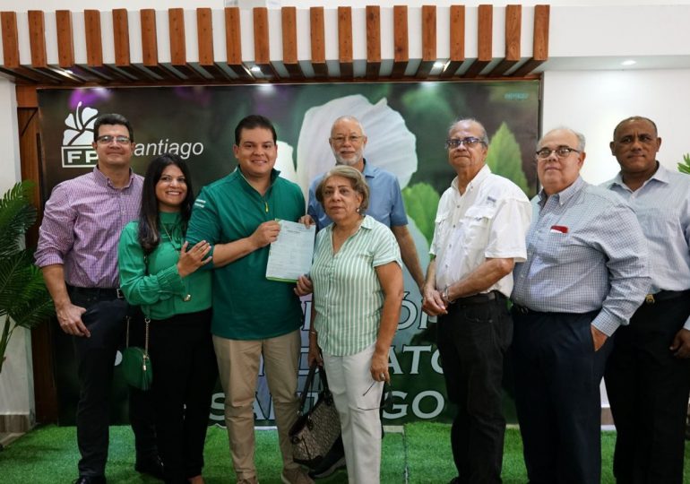 Adriano Abreu Sued formaliza inscripción a Diputado de Santiago