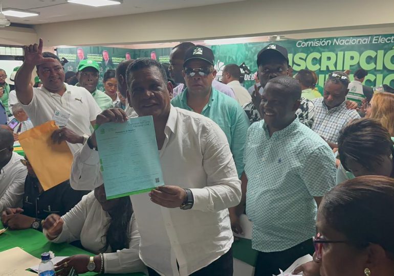 Diputado Rubén Maldonado inscribe precandidatura a senador por la provincia Santo Domingo