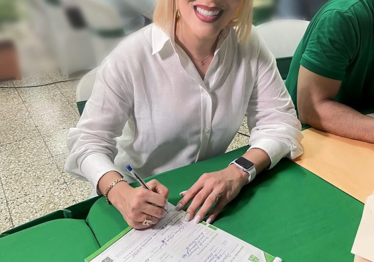 Raquel Guerrero se postula como aspirante a diputada de la circunscripción 1 de SDE por Fuerza del Pueblo