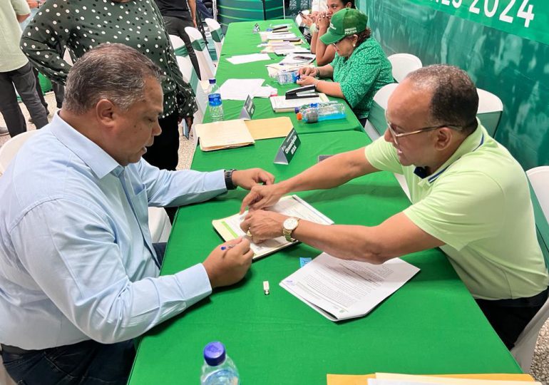 Raúl Hernández inscribe precandidatura a diputado de la Fuerza del Pueblo