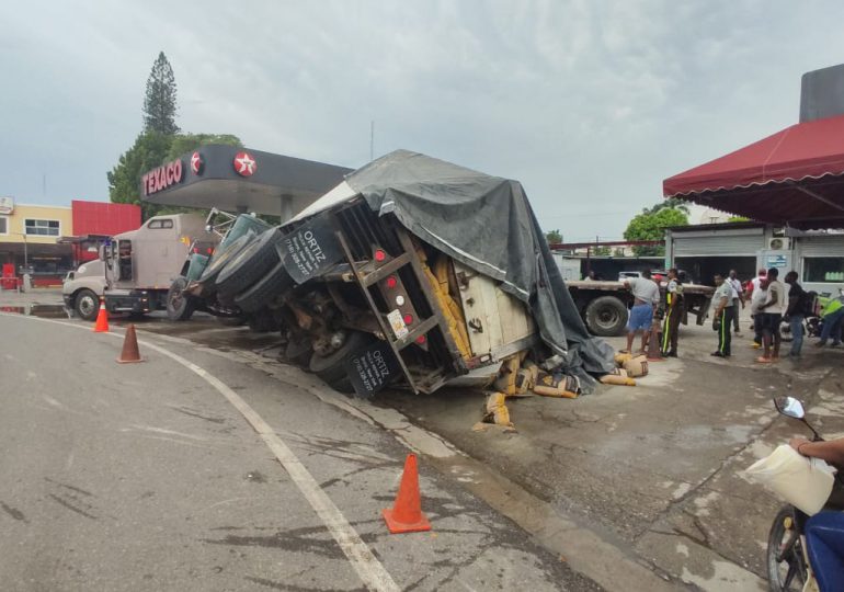 Camión cargado de fundas de cementos que pretendía cruzar hacia Haití se voltea en Dajabón