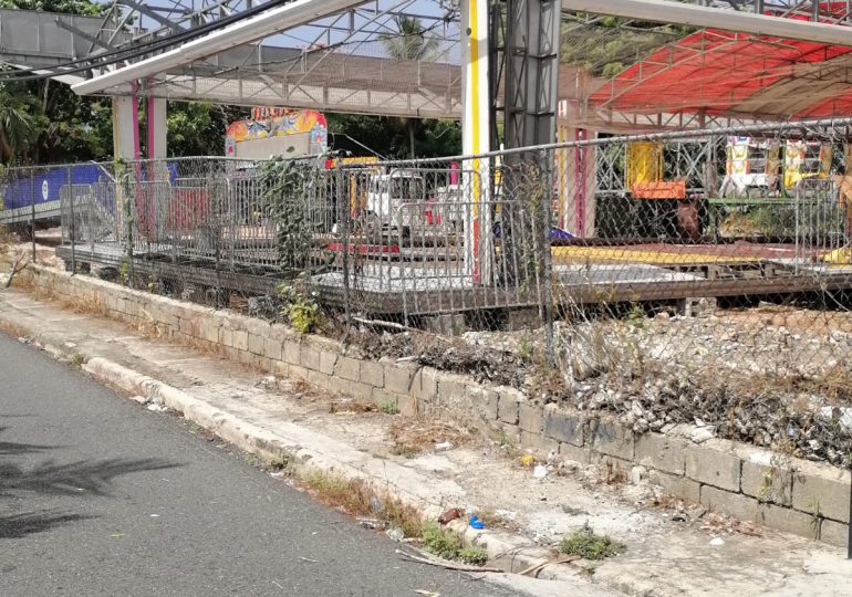 Video| Obreros siguen trabajando en instalación de feria mecánica en avenida Independencia