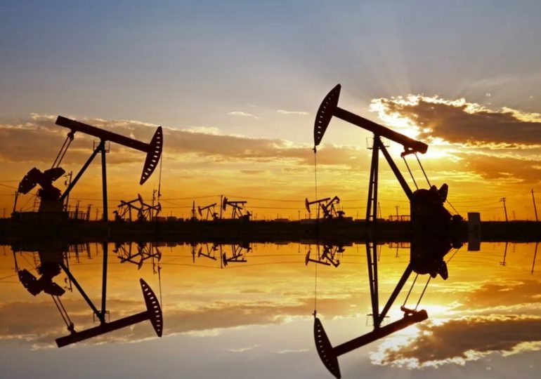 El petroleo sube por tensiones de la oferta y debilidad del dolar