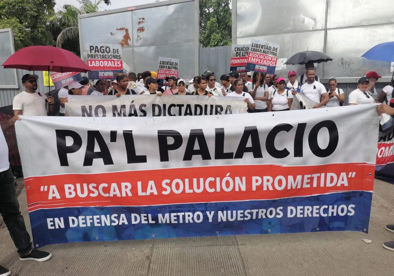 Desvinculados del Metro marchan otra vez al Palacio Nacional