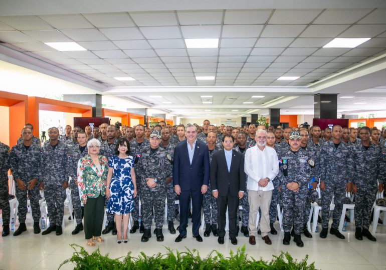 VIDEO | Abinader encabeza graduación de 757 policías en derechos humanos y convivencia ciudadana