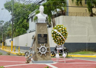 Manuel Jiménez devela busto y mural dedicado a Juan Luis Duquela y La Trinitaria