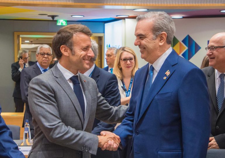 VIDEO | Presidentes Abinader y Macron dialogan  en Cumbre UE-CELAC