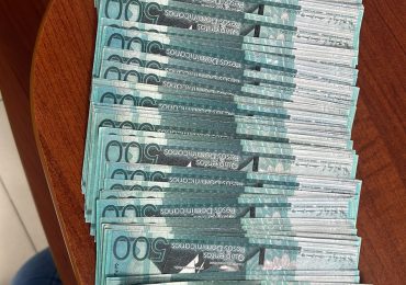 Policía apresa hombre por posesión de billetes falsos en pesos y dólares