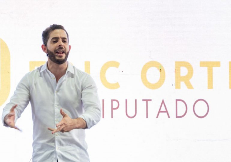 Eric Ortiz presenta candidatura a diputado en Distrito Nacional por Opción Democrática