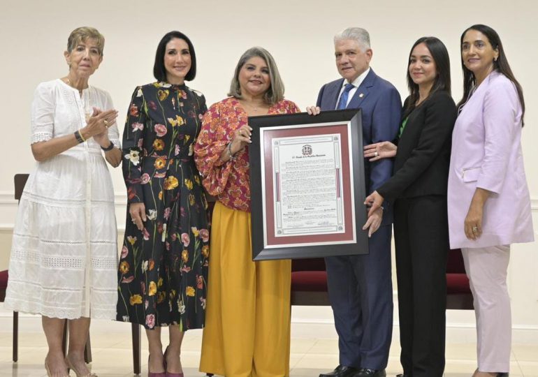 Senado otorga reconocimiento póstumo a Yvelisse Prats de Pérez por sus grandes aportes al país