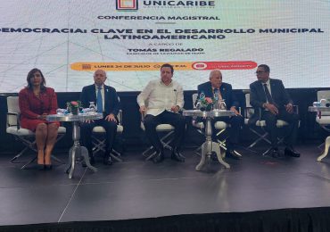 Aspirantes de distintos partidos asisten a conferencia sobre municipalidad, impartida por el exalcalde de Miami, Tomás Regalado
