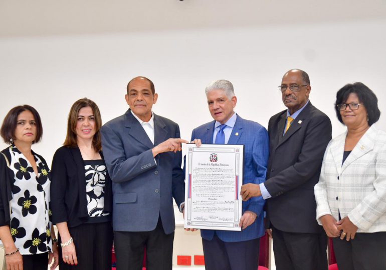 Senado reconoce al maestro de música Aquilino Peña Pérez