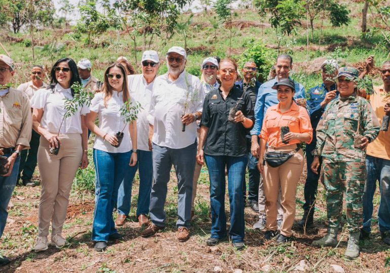 Sur Futuro y Consorcio Energético Punta Cana-Macao reforestan área protegida privada de Azua