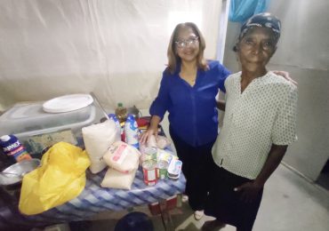 Gobernadora lleva alimentos a pareja de ancianos que pedía ayuda en Dajabón