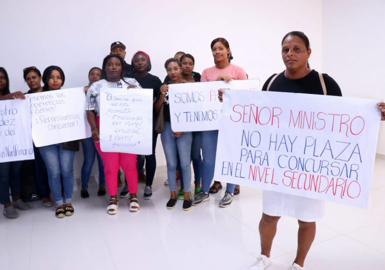 En Dajabón docentes de secundaria protestan para que les permitan concursar en el nivel primario