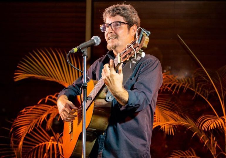 El trovador cubano Yosva Bernal vuelve de gira de conciertos en RD