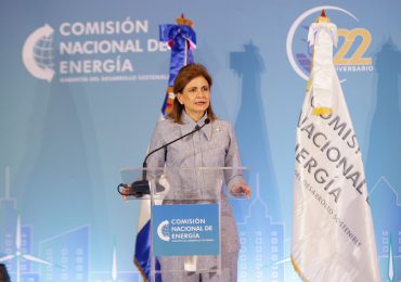 Raquel Peña encabeza simposio de planificación energética por XXII Aniversario CNE