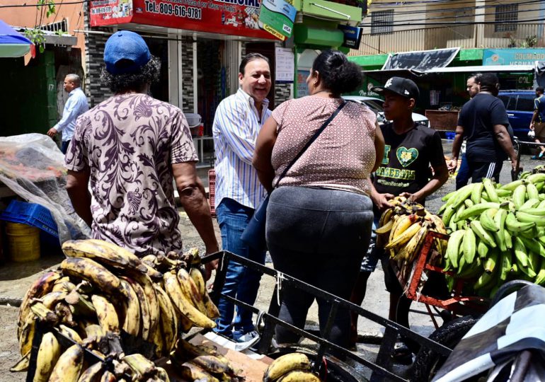 Abel conversa con ciudadanos en mercado Simón Bolívar; expresan indignación con mentiras del Gobierno