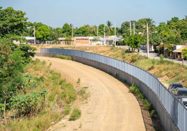 Santos Echavarría supervisa avances del muro fronterizo en Dajabón; escucha a comunitarios de Manzanillo y Montecristi