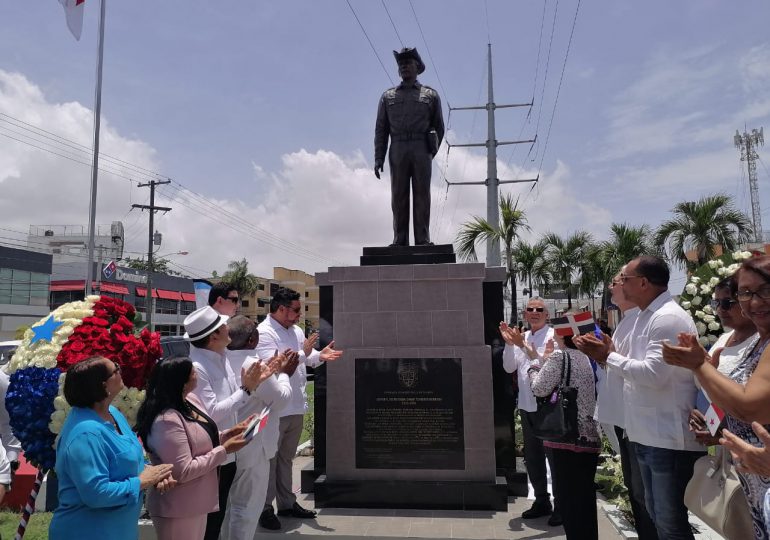 Develan estatua en homenaje al general Omar Torrijos Herrera en Paseo de la Historia