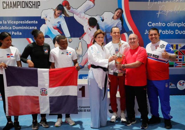 Vicepresidenta Raquel Peña entrega a RD la Copa de campeón del Sexto Torneo Caribeño de Karate