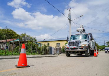 Edesur rehabilita redes eléctricas e ilumina la Comunidad Pueblo Nuevo en San Juan de la Maguana