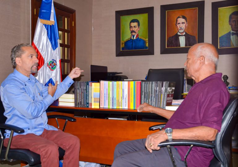 Efemérides Patrias promueve la cultura y los valores con la donación de cientos de libros