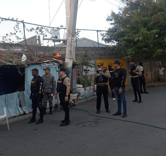 Autoridades rastrean barrios de Santiago en operativos en busca de armas y drogas