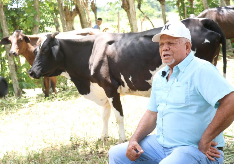 Gobierno brinda apoyo a ganadero que rayo le mató 17 vacas en Loma de Cabrera