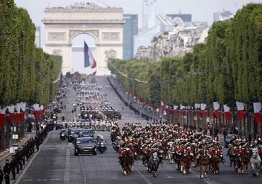 Francia celebra su fiesta nacional con fuerte uso policial