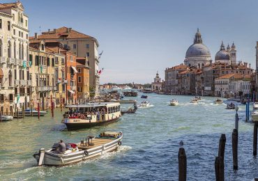 "¡No vengan más!", piden habitantes de Venecia agobiados por el turismo