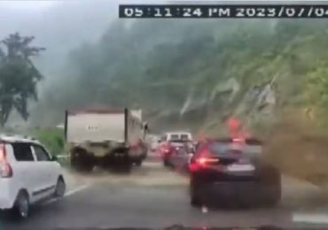 Video | Desprendimiento de roca en colina aplasta autos y deja dos muertos