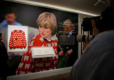 <strong>Sotheby's venderá emblemático jersey con ovejas de la princesa Diana</strong>