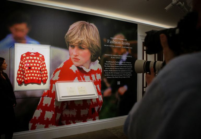<strong>Sotheby's venderá emblemático jersey con ovejas de la princesa Diana</strong>