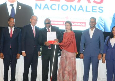 Vicepresidenta Raquel Peña encabeza acto de entrega de 8 mil becas nacionales a jóvenes de todo el país
