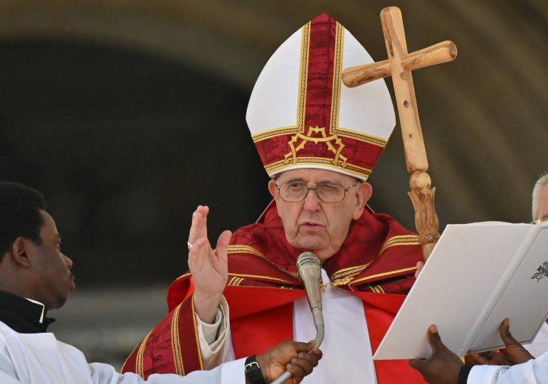 El papa denuncia naufragios de migrantes, una "herida abierta" en nuestra humanidad