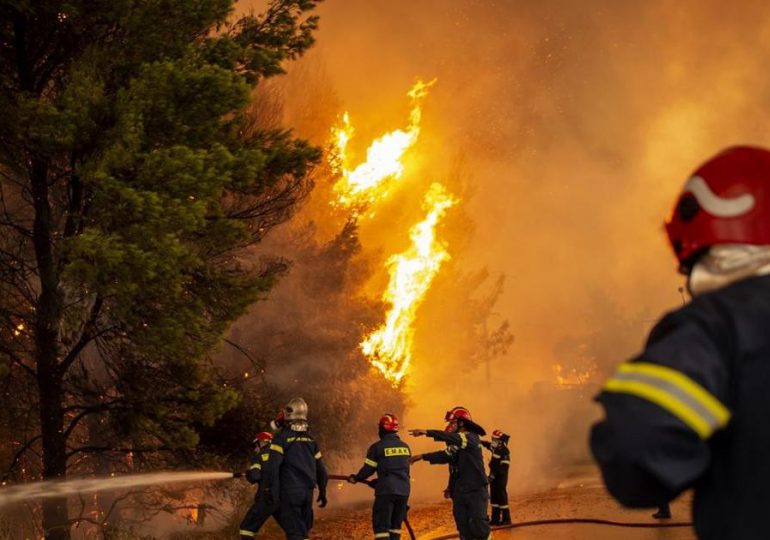 Incendios se multiplican en Grecia y cubren Atenas de humo