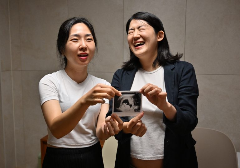 La maternidad en parejas lesbianas es tabú en Corea del Sur, pese a crisis demográfica